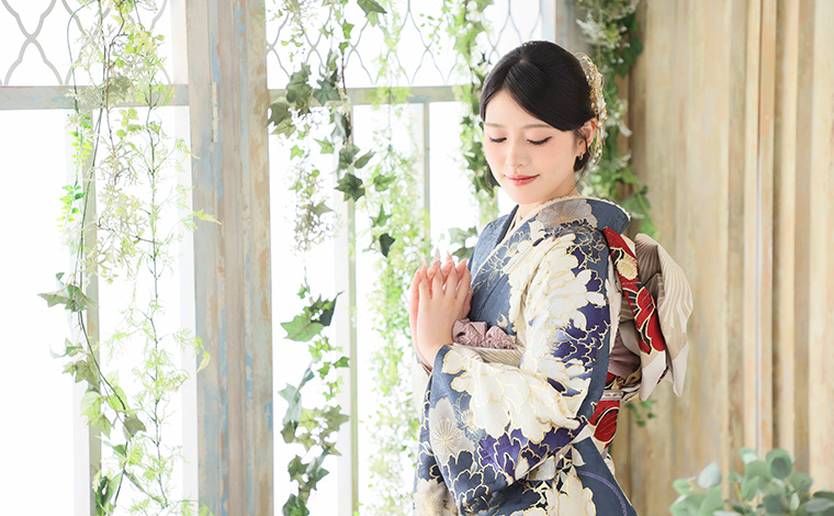 前撮りと成人式当日で違う髪型を楽しむ振袖姿の女性