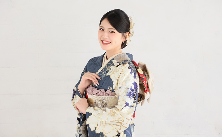 成人式の前撮りで理想のヘアスタイルを楽しむ女性