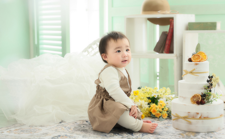 笑顔で誕生日を祝う家族