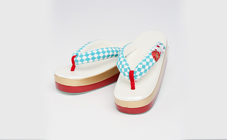 草履またはブーツ