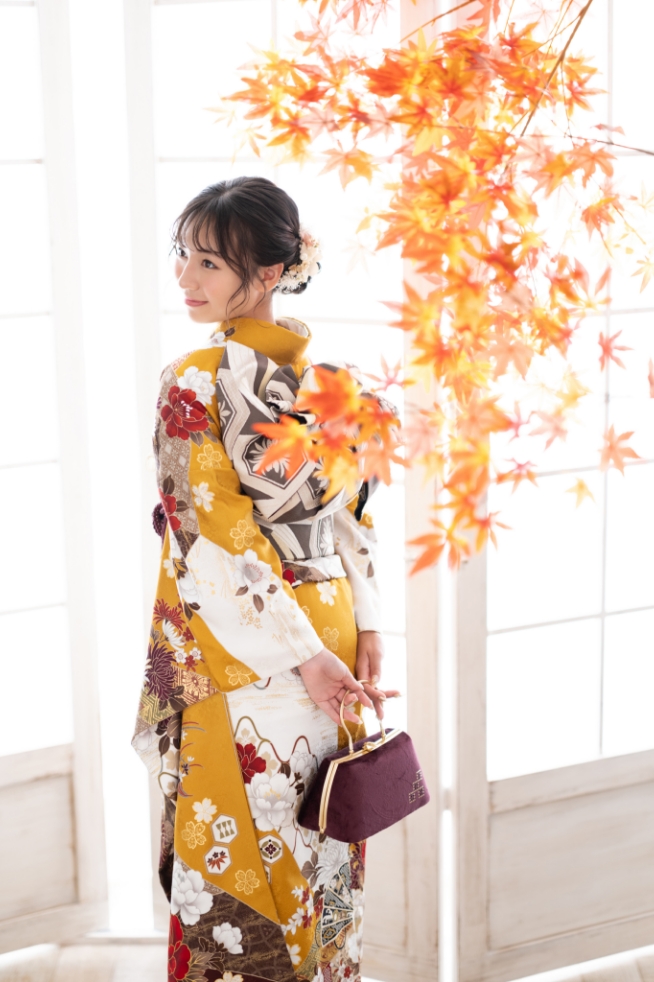 ひいな振袖 芥子色