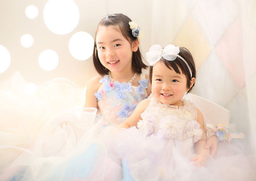普段の写真では二人の良い表情がなかなか揃わず苦労しているのですが、子供たちのニコニコの写真が撮れました。